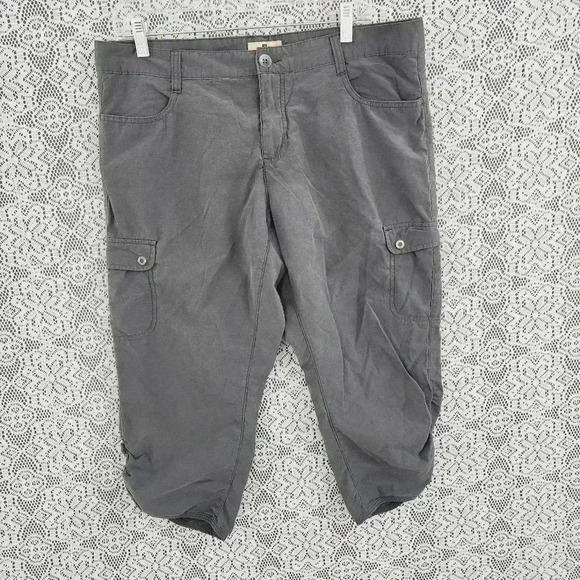 Woolrich Outdoor cargo capris women's 10 - Picture 1 of 6
